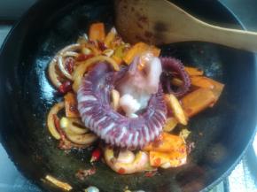 放进章鱼足，翻炒几下。