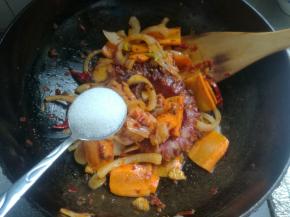 加入少量盐调味，加入一勺糖提鲜。烤箱提前预热上下火175度10分钟。