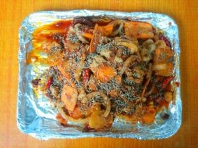 翻炒均匀后，盛出倒在铺了油纸的烤盘上。