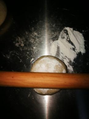 取一个小面团，2面粘粉 ，用擀面杖压扁。这一步是为了减轻压面机的负担，机器不容易坏，很多人的压面机用不了多少次就坏了，有时是质量原因有时是操作的问题。这一步并不复杂，面团醒到位了，很快就好