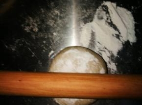 取一个小面团，2面粘粉 ，用擀面杖压扁。这一步是为了减轻压面机的负担，机器不容易坏，很多人的压面机用不了多少次就坏了，有时是质量原因有时是操作的问题。这一步并不复杂，面团醒到位了，很快就好