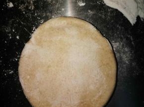 擀成厚度合适的椭圆形，以下几个面团都如此操作