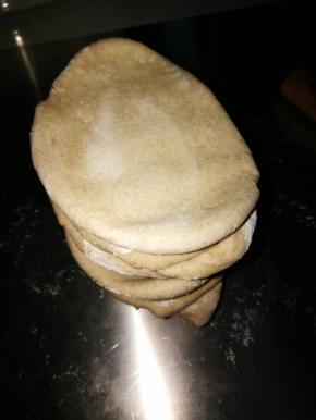 压好的面皮这样叠放起来 面皮和面皮之间扑粉，防粘