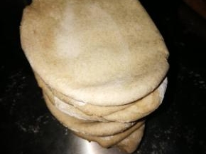 压好的面皮这样叠放起来 面皮和面皮之间扑粉，防粘