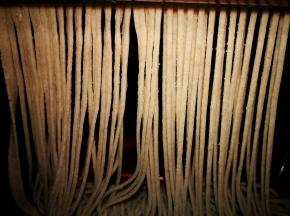 我喜欢细的，将面皮放上去 ，操作很简单，如图