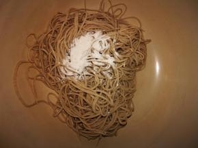 装到碗里，撒一些面粉