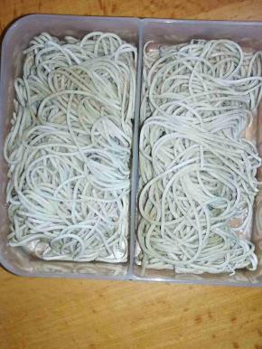 其它面皮重复以上操作，按自己的份量装入盒子里，冷冻，吃的时候直接拿出来不要解冻，温开水下锅 ，注意打散，不要让面条粘在一起。一次可以多做几份， 随吃随取
