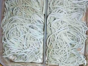 其它面皮重复以上操作，按自己的份量装入盒子里，冷冻，吃的时候直接拿出来不要解冻，温开水下锅 ，注意打散，不要让面条粘在一起。一次可以多做几份， 随吃随取