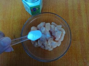 揉面期间准备材料，鸡肉切丁，加入盐，再加入一勺昆布粉（没有可不加）。