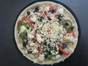 刷上披萨酱，洒上几粒小香肠，撒一层马苏里拉芝士碎。