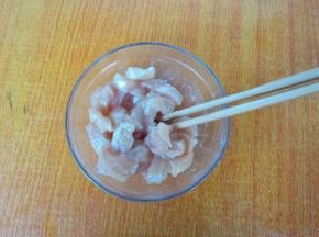 搅拌均匀，表面封一层食用油防止水分蒸发，待用。