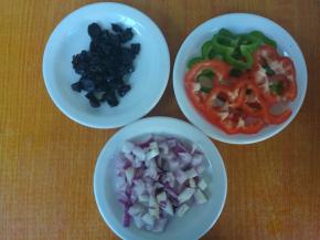 蓝莓干切粒，葱头切碎，青红椒切圈。