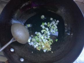 炒锅上火，倒油，油热下入葱姜煸出香味。