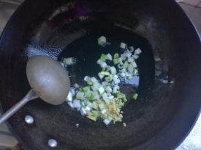 炒锅上火，倒油，油热下入葱姜煸出香味。