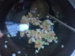 加入昆布粉煸炒均匀。