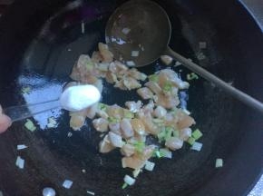 加入昆布粉煸炒均匀。