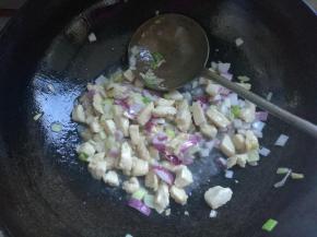下入洋葱碎煸炒均匀，至鸡丁八分熟，关火，待用。
