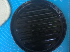 面团发酵至2倍大，用手指蘸干面粉戳个洞不会多不塌陷即发酵完成。