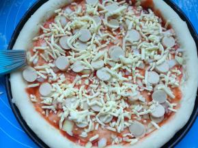 把炒熟的鸡肉铺在表面，四周刷上蛋液。