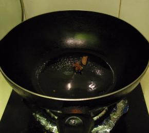 油热加入大料和桂皮