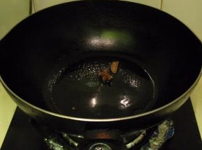 油热加入大料和桂皮