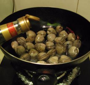 加入酱油，翻炒均匀