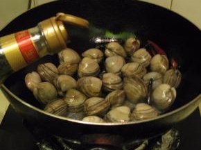加入酱油，翻炒均匀