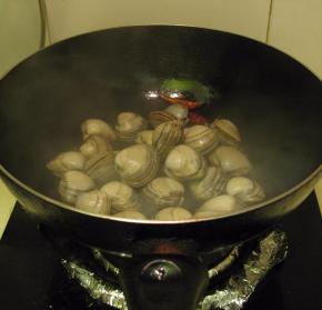 倒入白蚬子，翻炒均匀