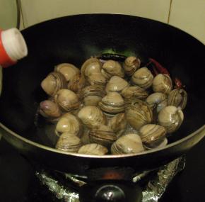 加入白酒，翻炒均匀