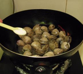 加入盐，翻炒均匀