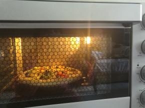 放入烤箱上下火200度烘烤20分钟即可。
