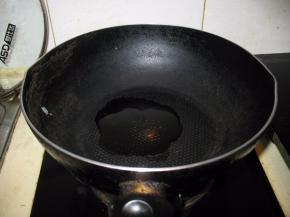 锅烧热，倒入油