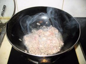 油热放入肥牛片，翻炒