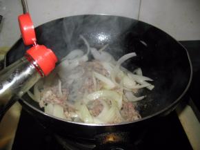 加入适量的酱油翻炒均匀