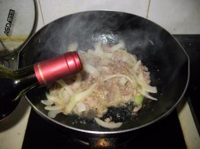 加入适量的红酒，翻炒