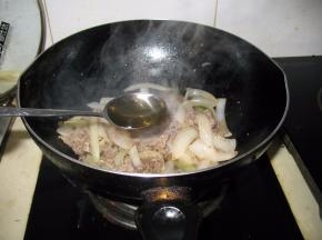 加入适量的蜂蜜，翻炒