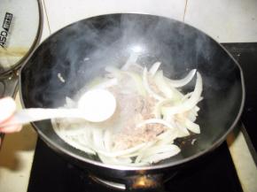 洋葱炒软加入盐翻炒均匀