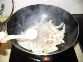 洋葱炒软加入盐翻炒均匀