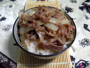 把做好的肥牛片浇在米饭上，就可以吃了