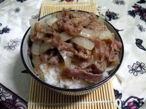 把做好的肥牛片浇在米饭上，就可以吃了