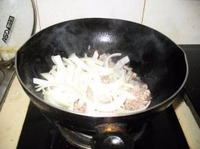 肥牛片全部炒至变化，加入洋葱，翻炒