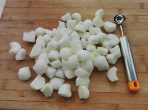 冬瓜去皮，用工具挖出一个个球球（我挖的很不地道哈）