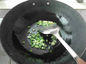 仙贝放入几滴料酒，一点点盐，半勺玉米淀粉，搅拌均匀待用（干虾仁用温水浸泡一下）