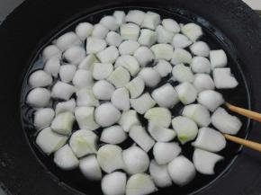 锅中放入冷水烧开后，放入冬瓜球，热水焯两分钟左右捞出