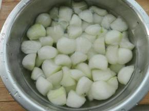 放入冷水盆中，捞出控一下水份