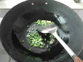 炒锅放底油，葱姜呛锅