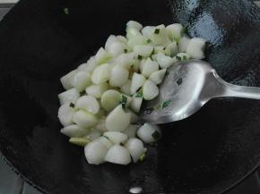 放入冬瓜球继续翻炒