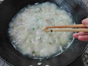 熬制冬瓜透明，放入虾仁仙贝，继续熬制两分钟左右即可，放入盐，香油，香菜，胡椒粉进行甜味（儿子不吃香菜，胡椒粉没有放，也蛮好喝）