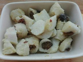 放入焗饭碗里，均匀撒上适量白糖