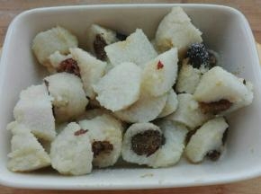 放入焗饭碗里，均匀撒上适量白糖